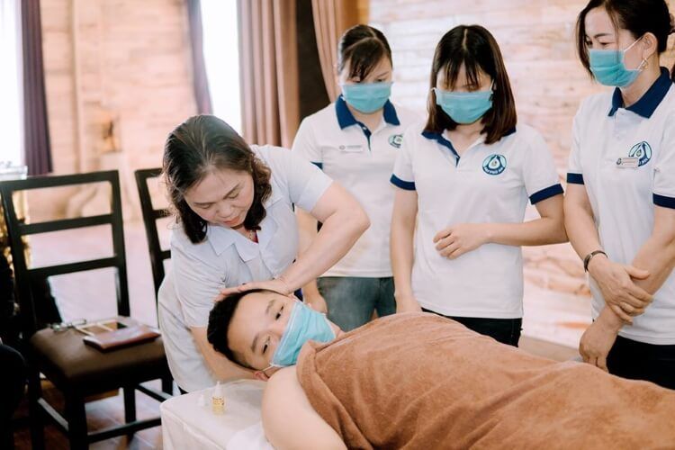 Các lương y và chuyên viên trị liệu của Đại Phú An luôn đề cao y đức, chăm sóc người bệnh tận tình.