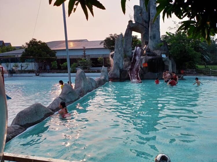 Khu vui chơi Bán Đảo Nước Vàng có bể bơi riêng dành cho trẻ em cùng nhiều trò chơi giải trí thú vị.